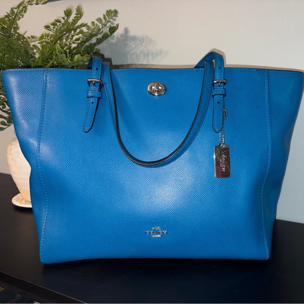 Coach turnlock tote in crossgrain leather. Peacock Blue